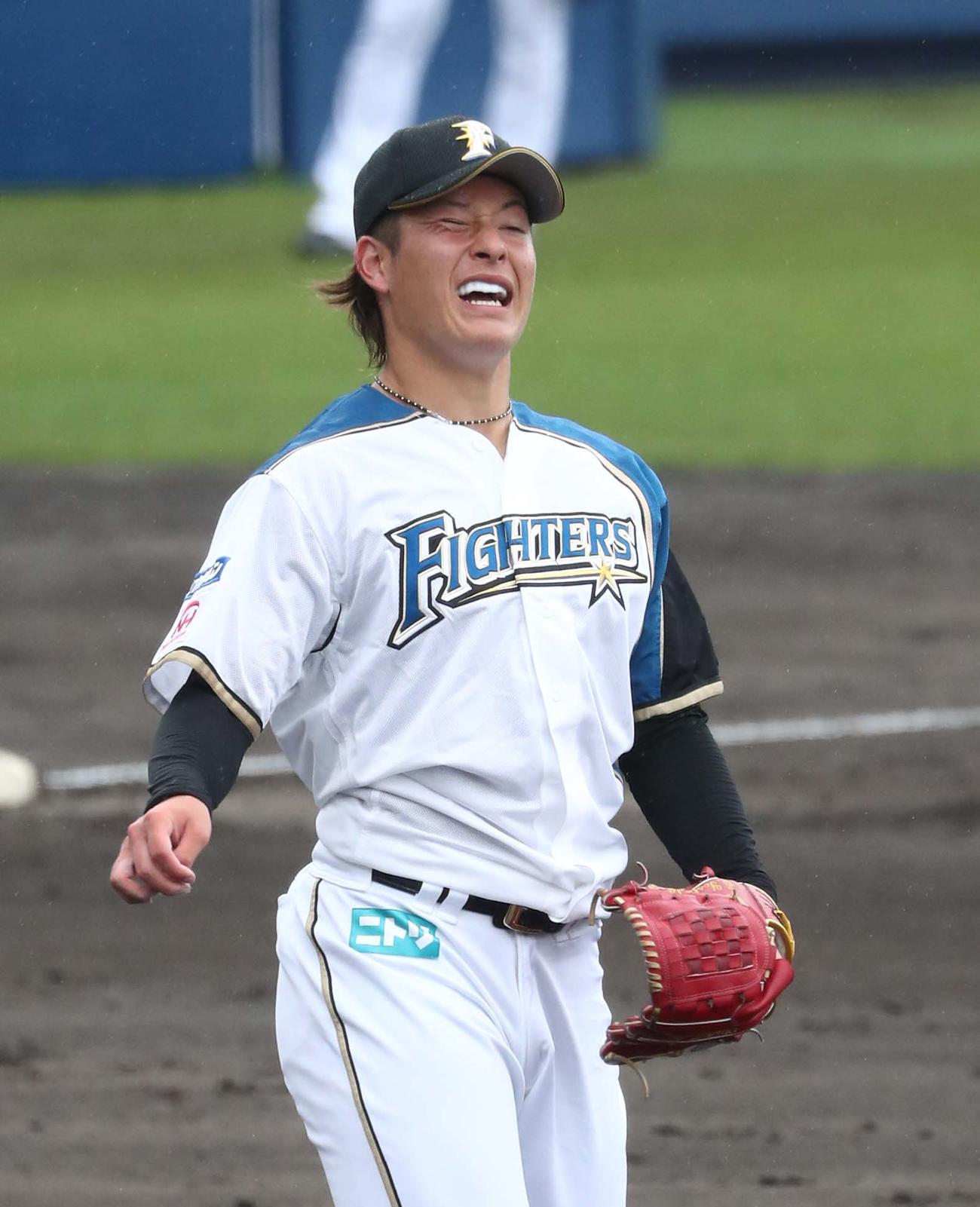 練習試合　日本ハム対DeNA 6回表、失投に顔をしかめる吉田（撮影・黒川智章）