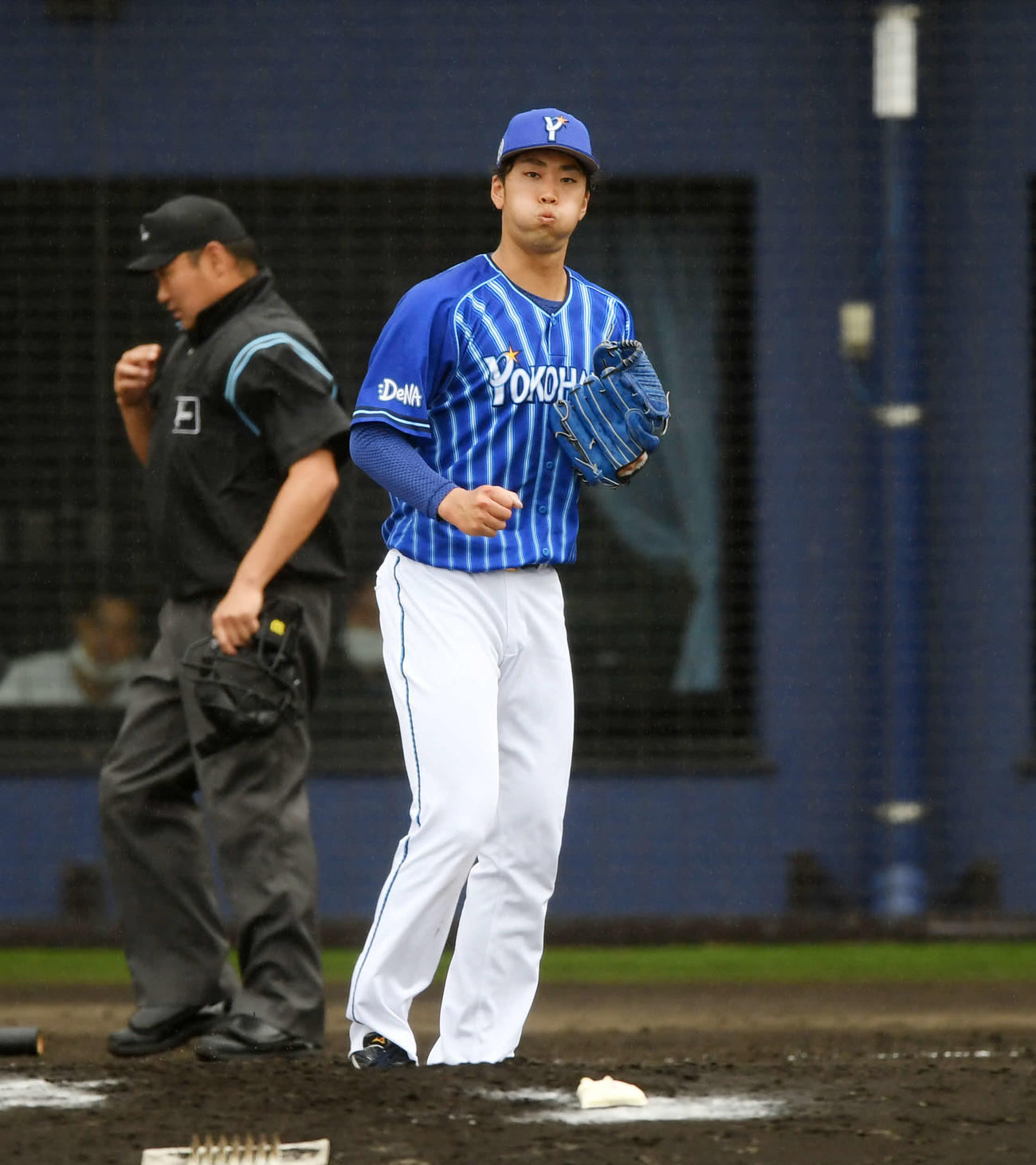 日本ハム対DeNA 3回裏を無失点に抑え拳を強く握り締める入江（撮影・横山健太）
