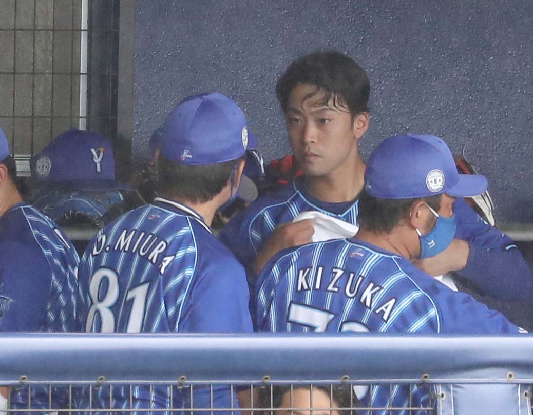 練習試合　日本ハム対DeNA 3回を投げ無失点の入江は三浦監督（左）とベンチで話す（撮影・黒川智章）