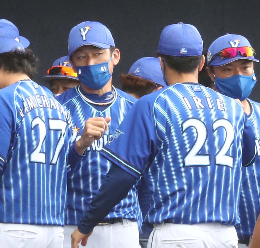 練習試合　日本ハム対DeNA　試合後、入江を出迎える三浦監督（撮影・黒川智章）