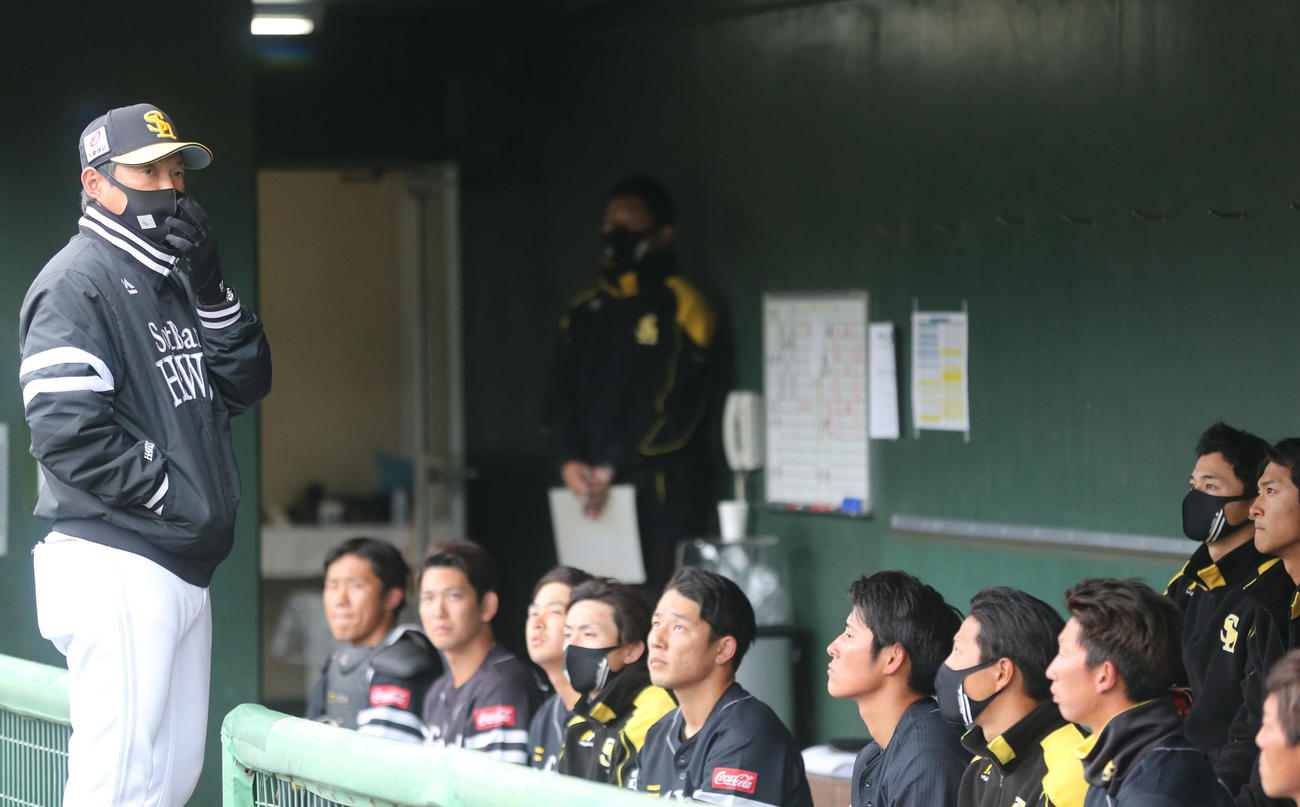 オリックス対ソフトバンク　試合終了後、ナインを前に話をする小久保裕ヘッドコーチ（撮影・梅根麻紀）