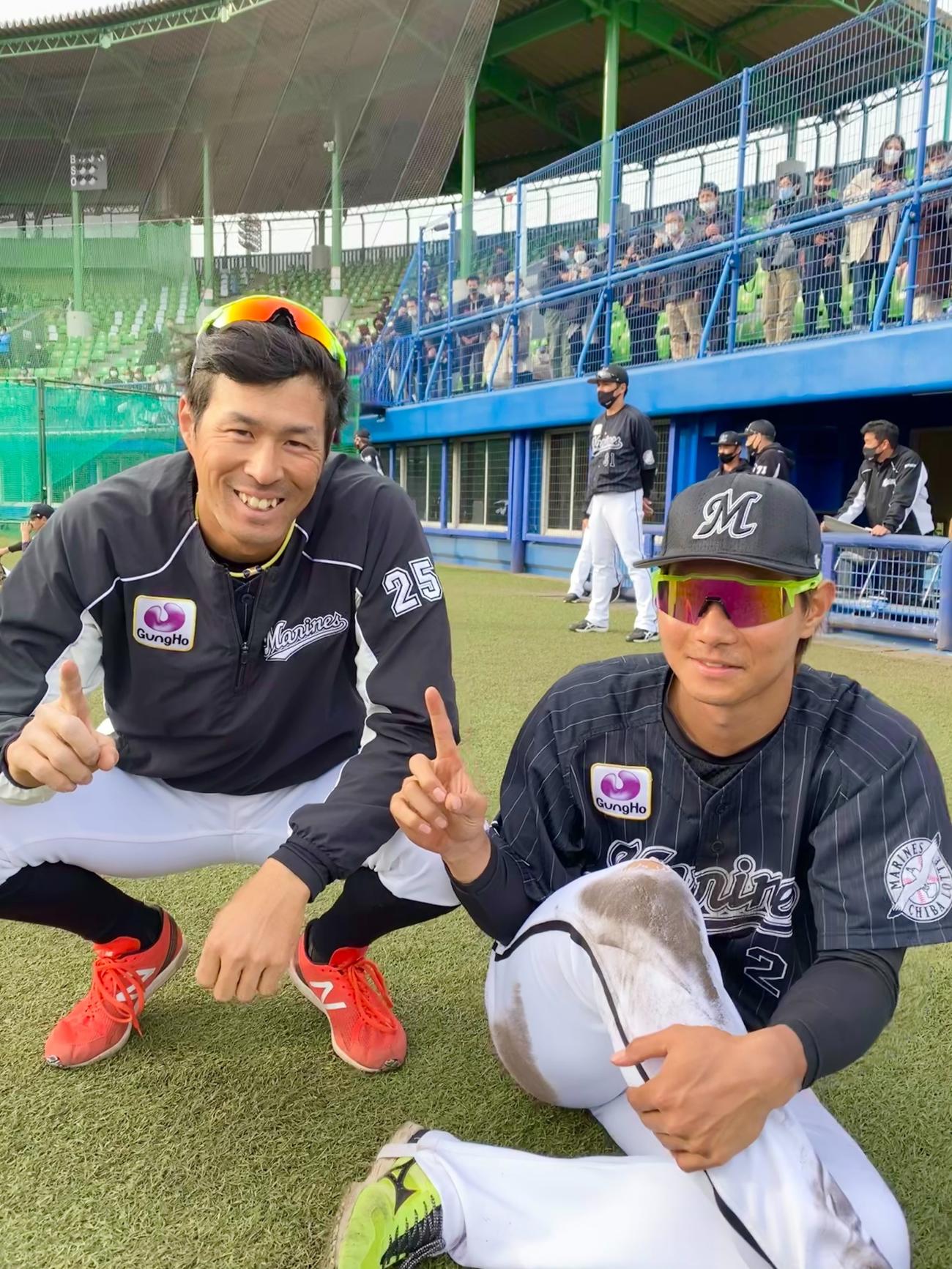 試合開始後2球でソロ2発を放ったロッテ藤原（右）と岡（左）（球団提供）