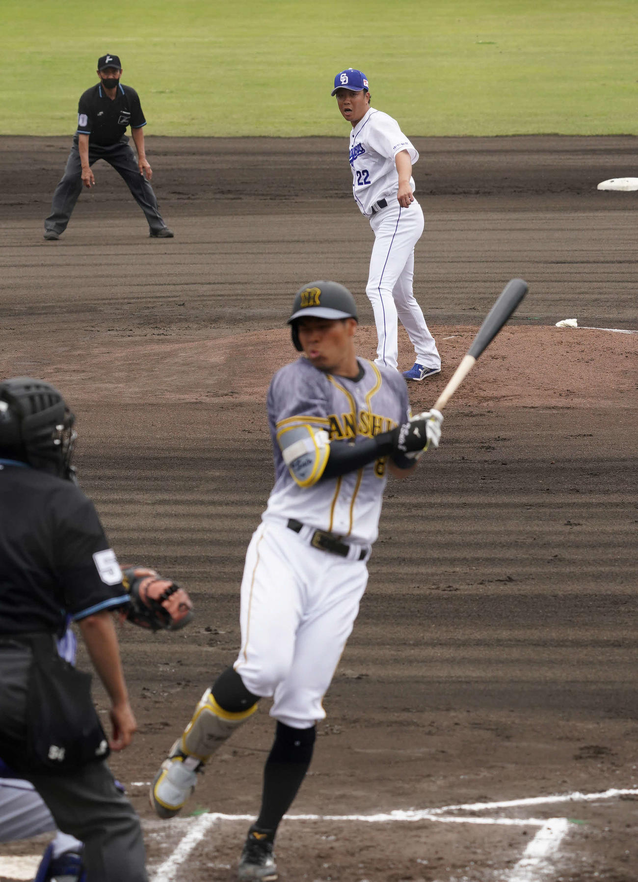 中日対阪神　1回表阪神無死一、三塁、打者佐藤輝に死球を当ててしまう中日大野雄（撮影・清水貴仁）