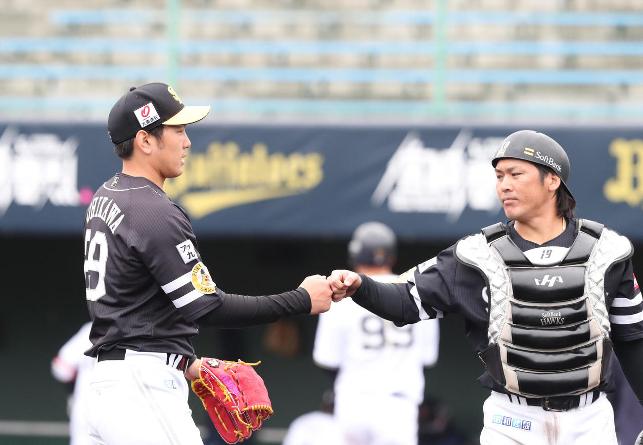 オリックス対ソフトバンク　2番手として登板した石川柊太は3イニングを投げ無安打と好投、甲斐拓也とグータッチ（撮影・梅根麻紀）