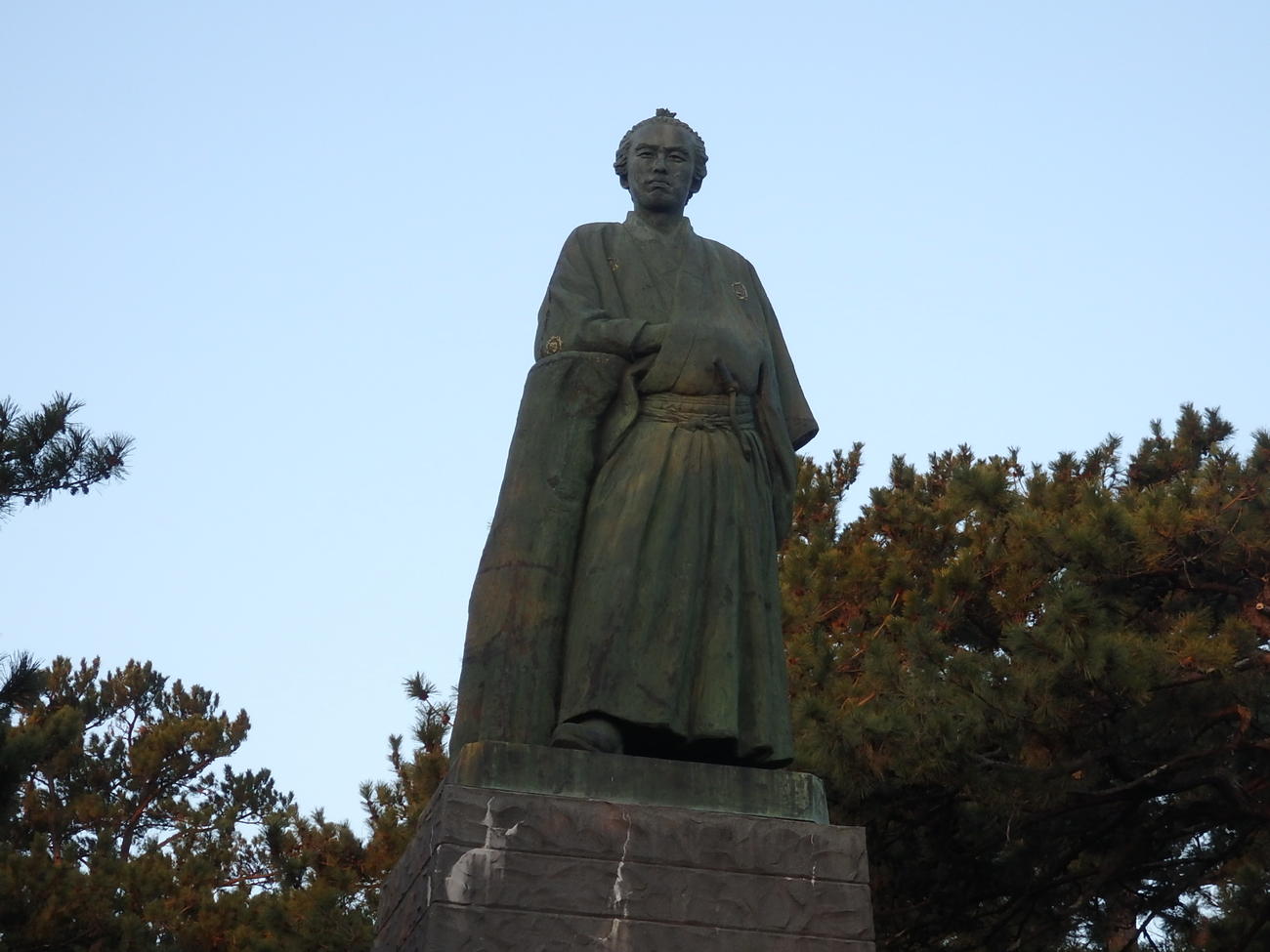 初日の出に照らされる桂浜の坂本龍馬像（18年1月1日撮影）