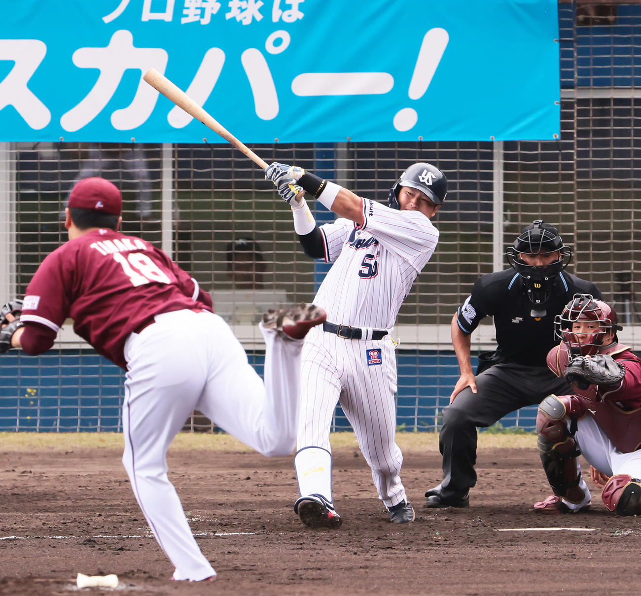 1回裏ヤクルト1死一、二塁、村上は右前適時打を放つ。投手田中将大（撮影・足立雅史）