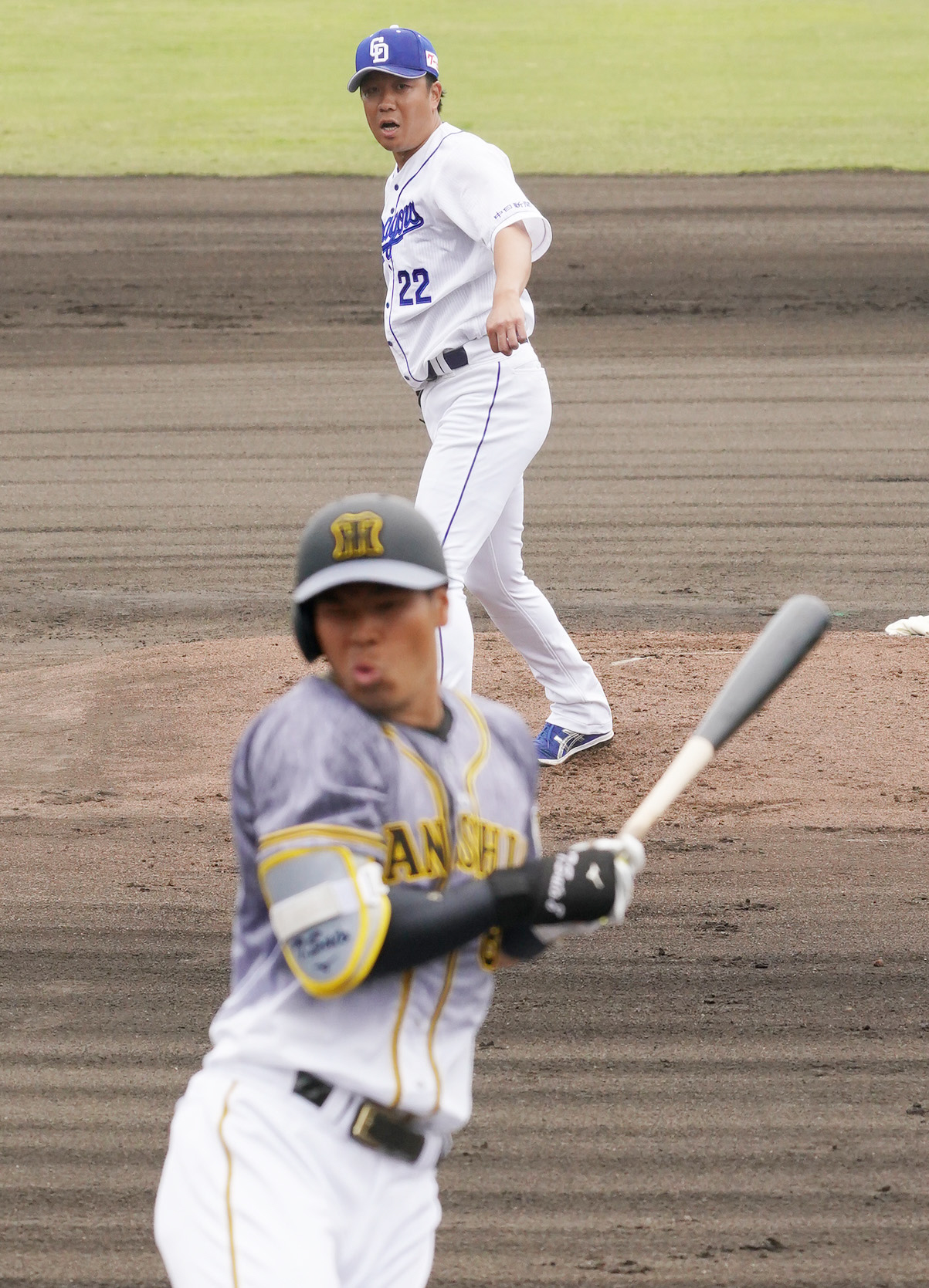 練習試合　中日対阪神　1回表阪神無死一、三塁、打者佐藤輝明に死球を当ててしまう中日大野雄大（撮影・清水貴仁）