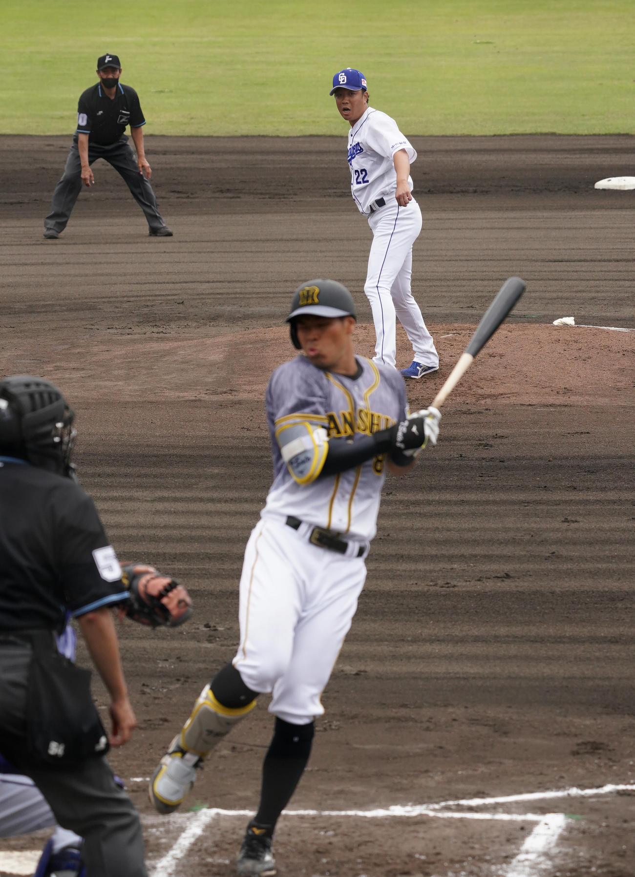 中日対阪神　1回表阪神無死一、三塁、打者佐藤輝に死球を当ててしまう中日大野雄（撮影・清水貴仁）