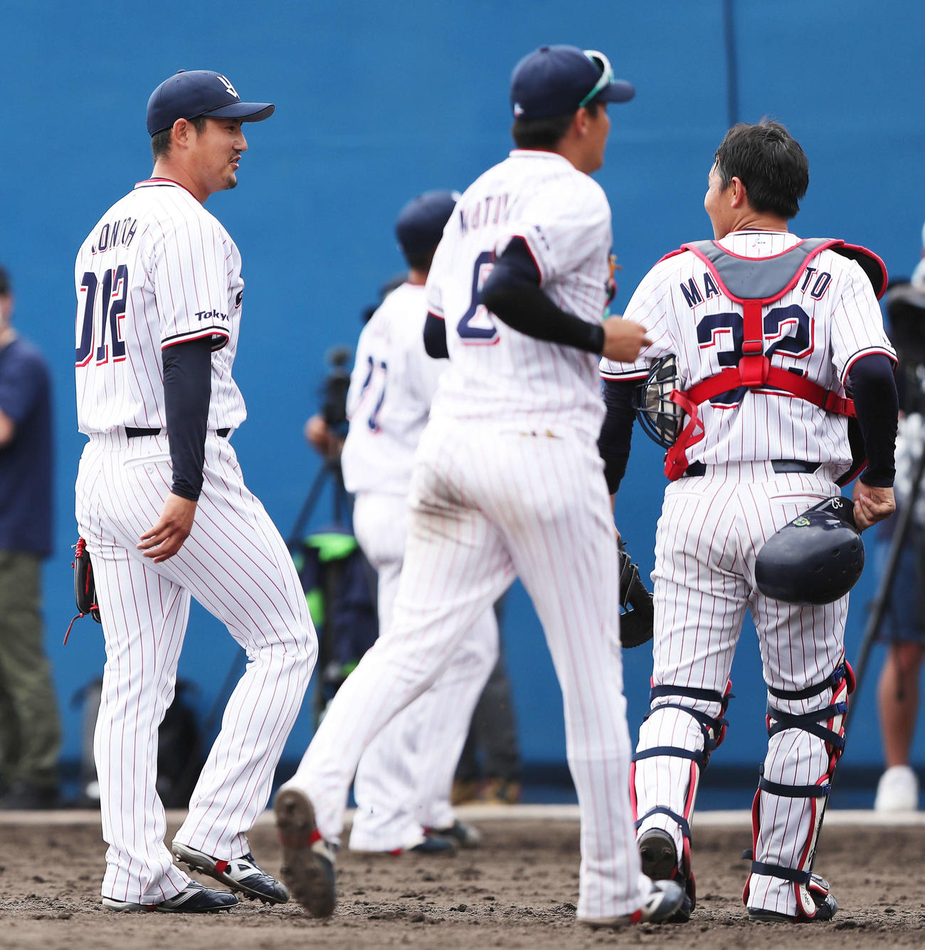 ヤクルト対楽天　8回表楽天の攻撃を抑え、松本直（右）と笑顔でベンチに戻るヤクルト近藤（撮影・河田真司）