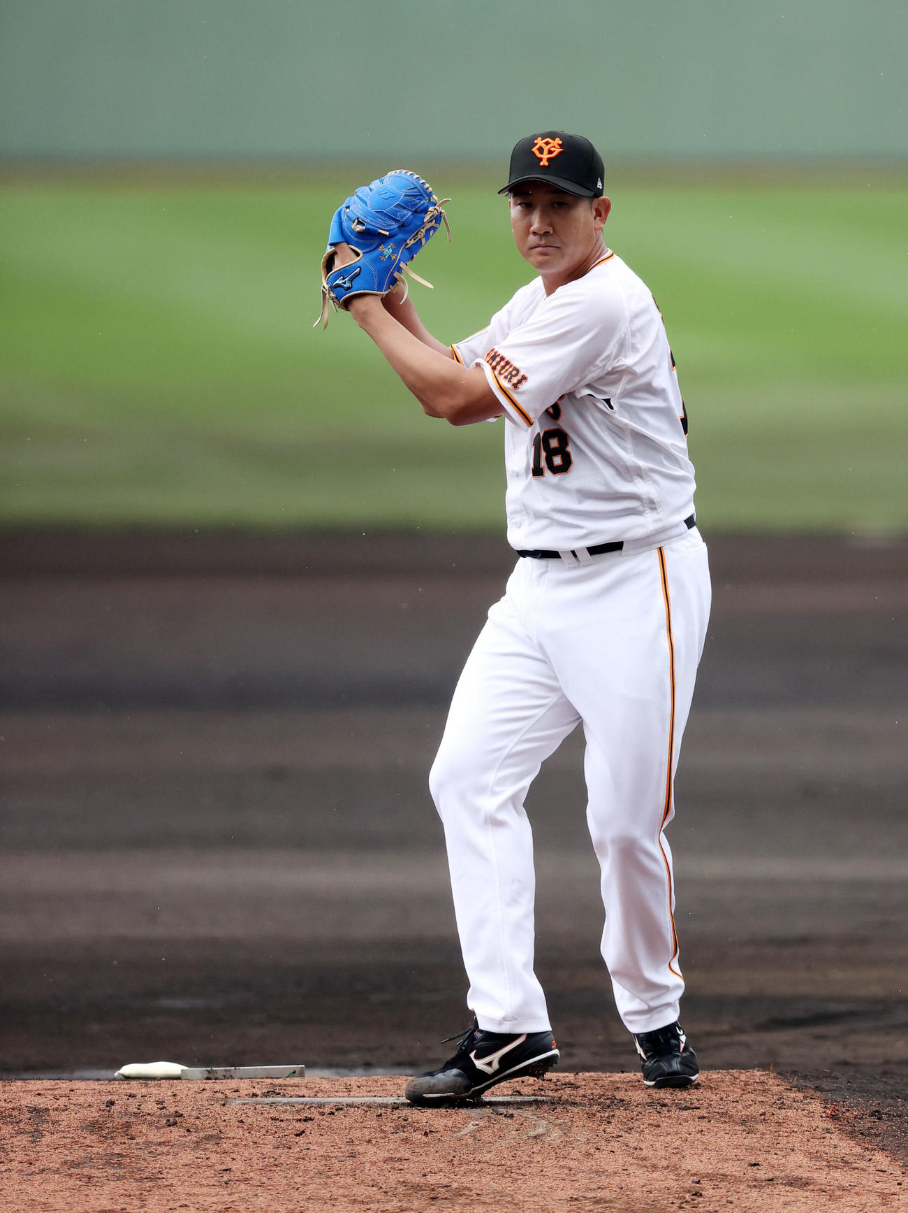 巨人対広島　プレートの右側に足を付け、投球する菅野（撮影・狩俣裕三）