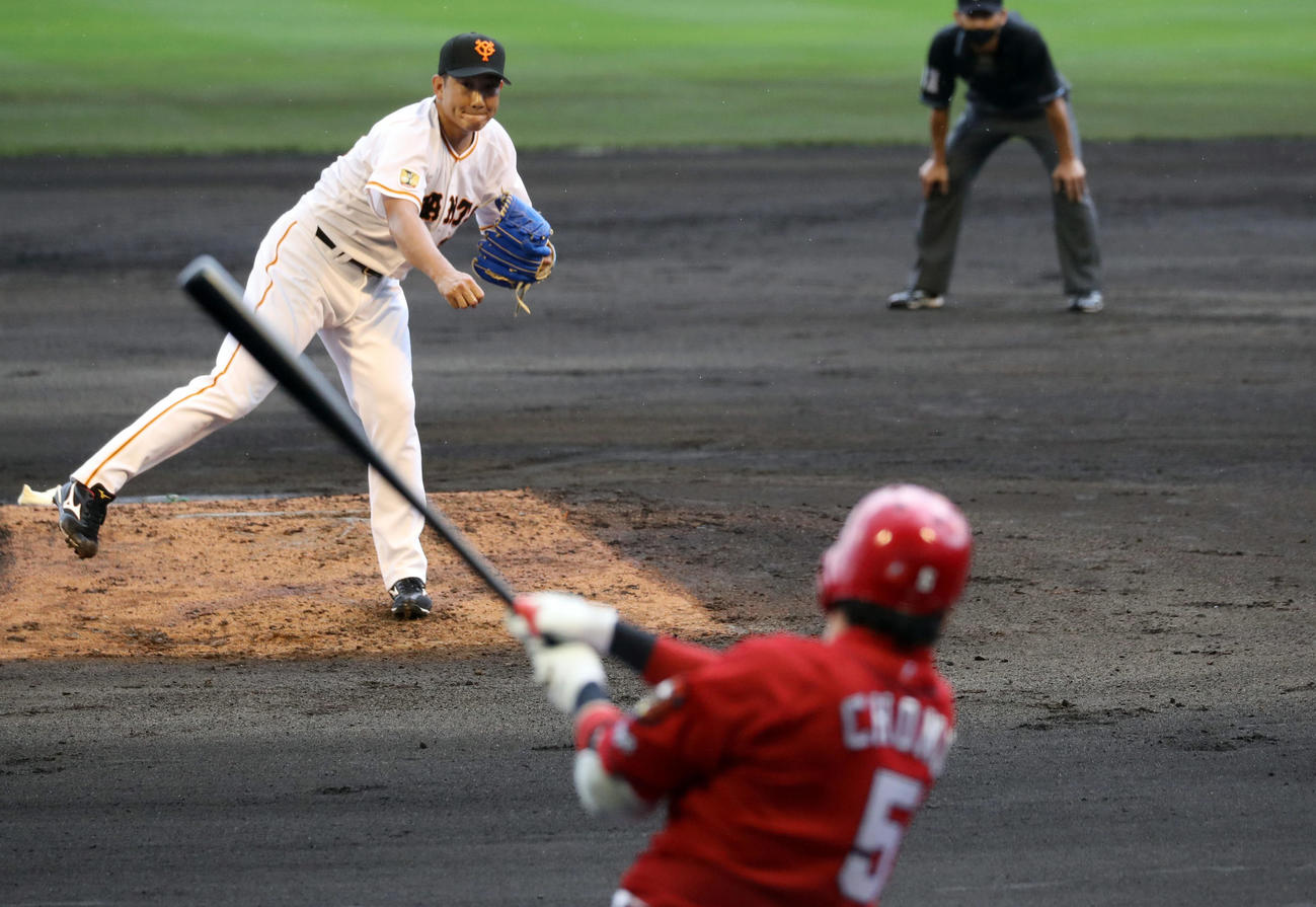 巨人対広島　2回表広島無死一塁、長野久義を左邪飛に仕留める菅野（撮影・狩俣裕三）