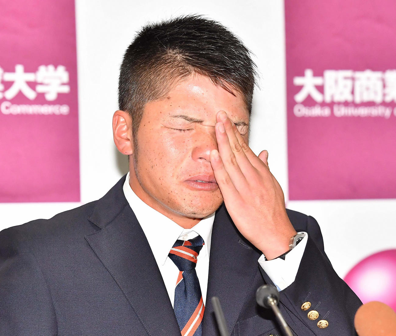 19年ドラフトで阪神育成1位で指名され会見で涙を流す大商大・小野寺暖（2019年10月17日撮影）