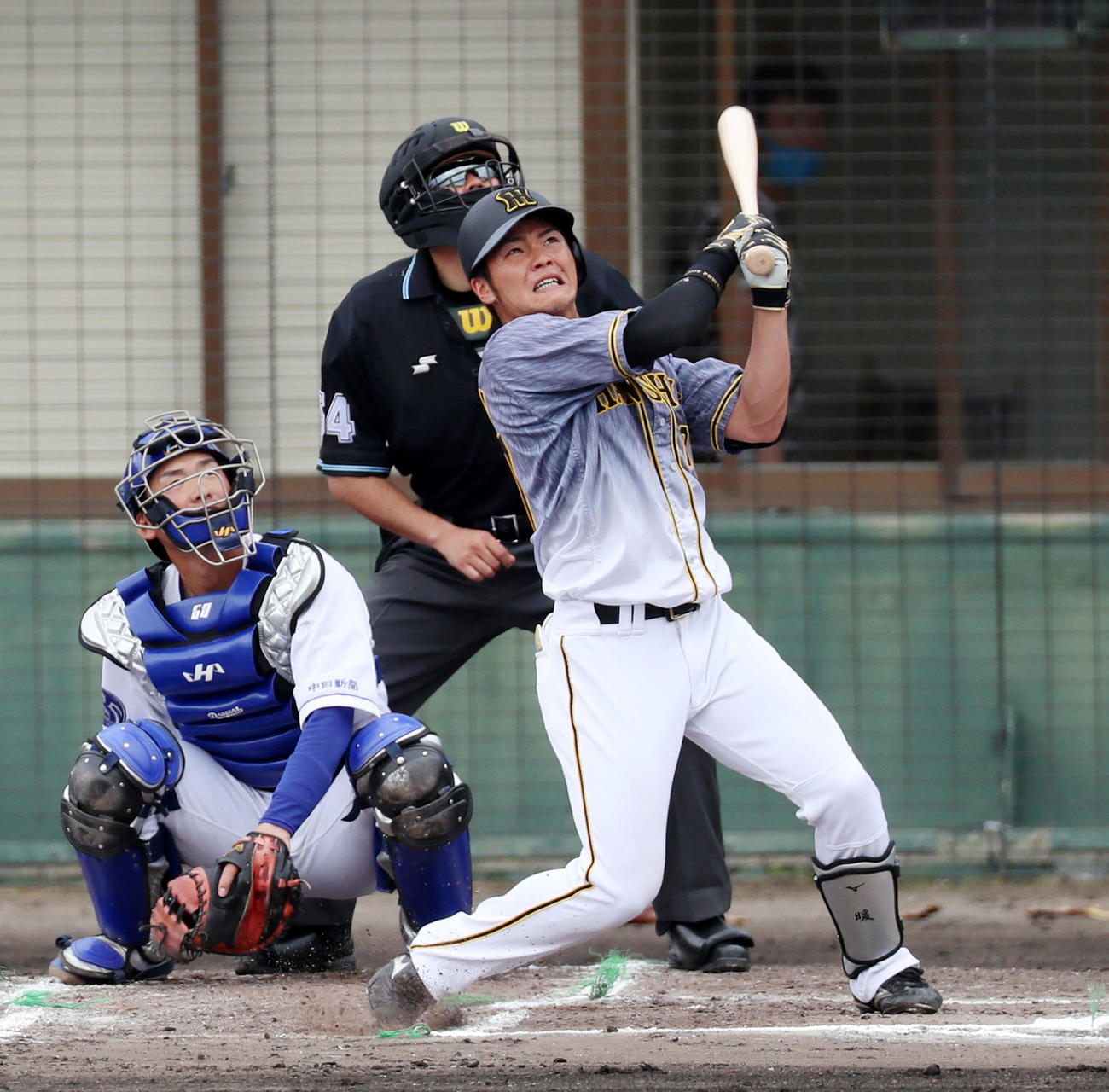 中日対阪神　6回表阪神2死一、三塁、小野寺は左越え3点本塁打を放つ（撮影・加藤哉）