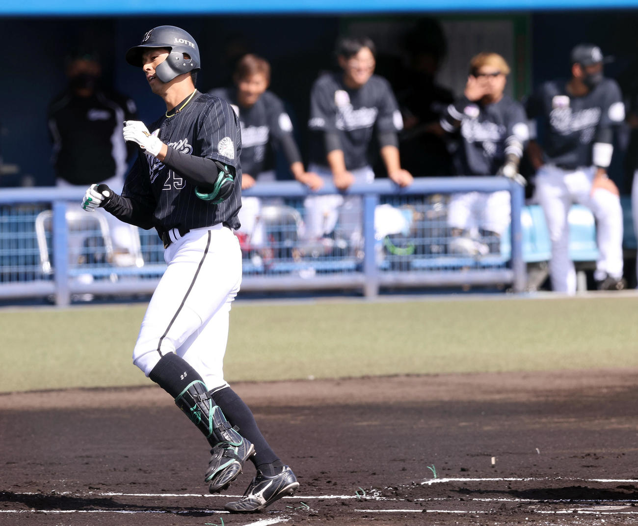 西武対ロッテ　1回表ロッテ無死、藤原に続き右越えソロ本塁打を放ちガッツポーズの岡（撮影・垰建太）