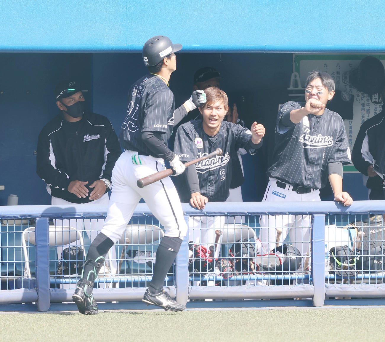 西武対ロッテ　1回表ロッテ無死、右越えソロ本塁打を放った岡（手前）を出迎える藤原（中央）、安田（右）、井口監督（撮影・垰建太）