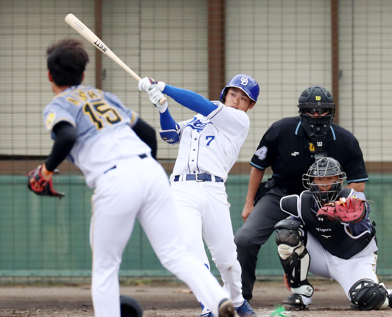 8回裏中日無死、根尾は右前打を放つ。投手西純矢（撮影・加藤哉）