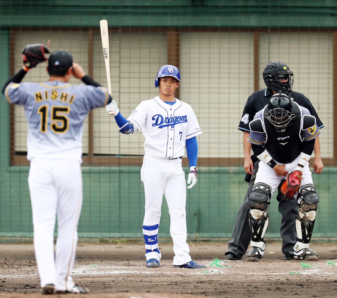 8回裏中日無死、打席に入る根尾はマウンドの西純矢を見つめる（撮影・加藤哉）