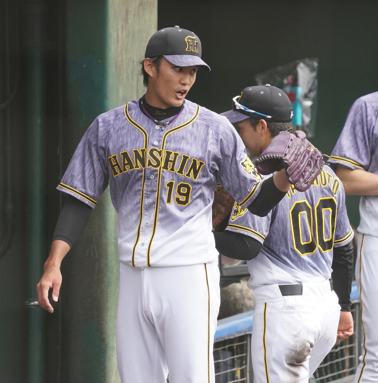 中日対阪神　6回を終えベンチ前で野手とタッチを交わす藤浪（撮影・清水貴仁）