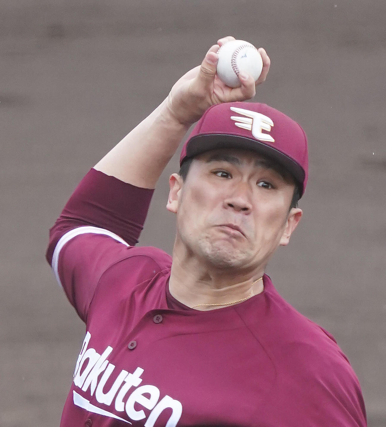 ヤクルトとの練習試合に登板し、スプリットを投じる楽天田中将（撮影・菅敏）