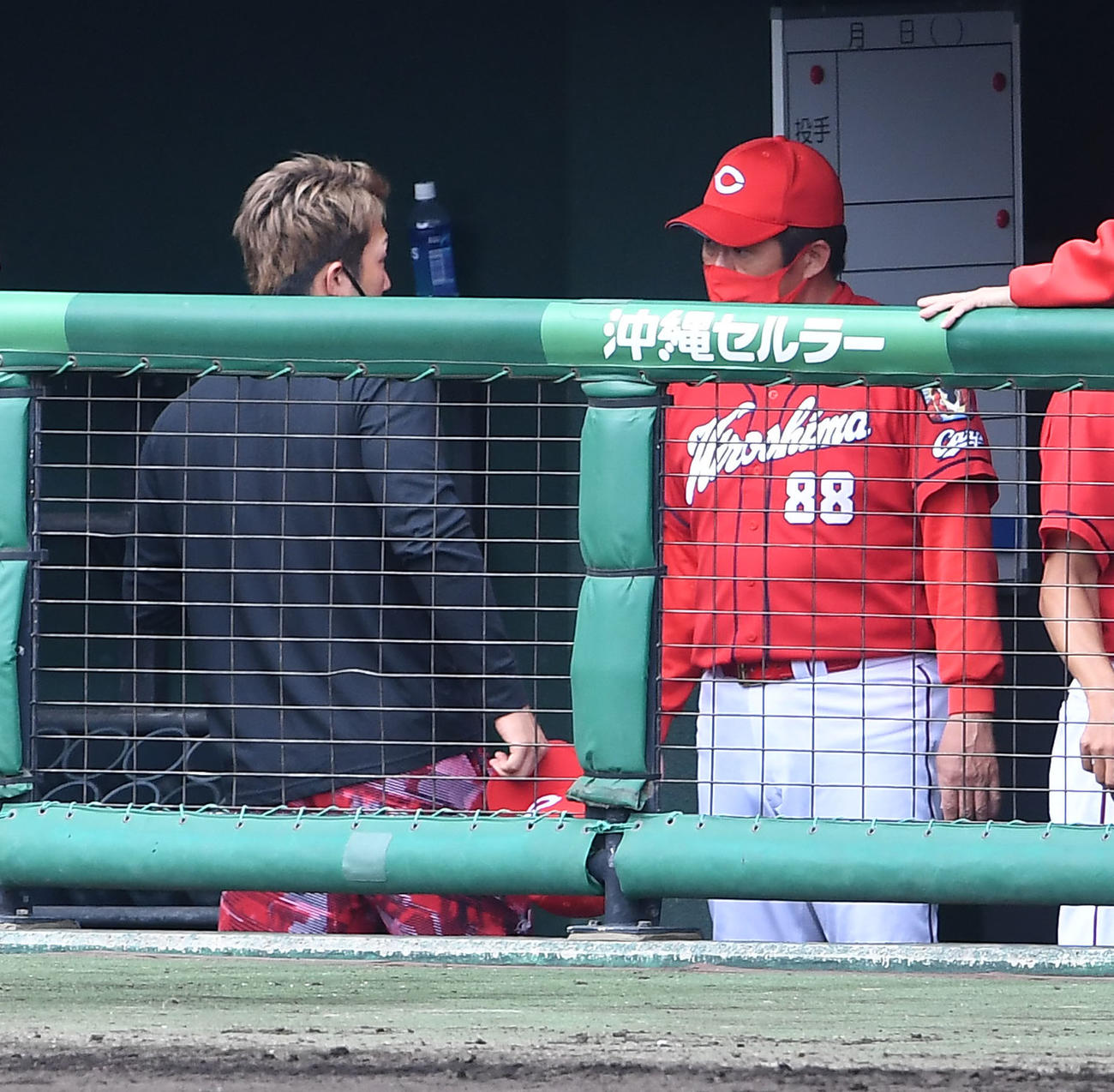 試合後、佐々岡監督（右）に死球の箇所の説明をする鈴木（撮影・前岡正明）