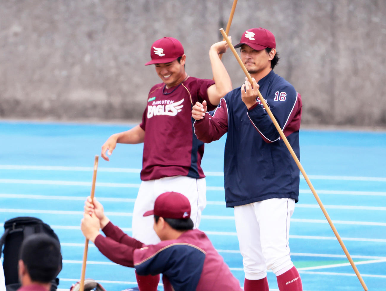 練習中、笑顔を見せる楽天涌井（右端）（撮影・足立雅史）