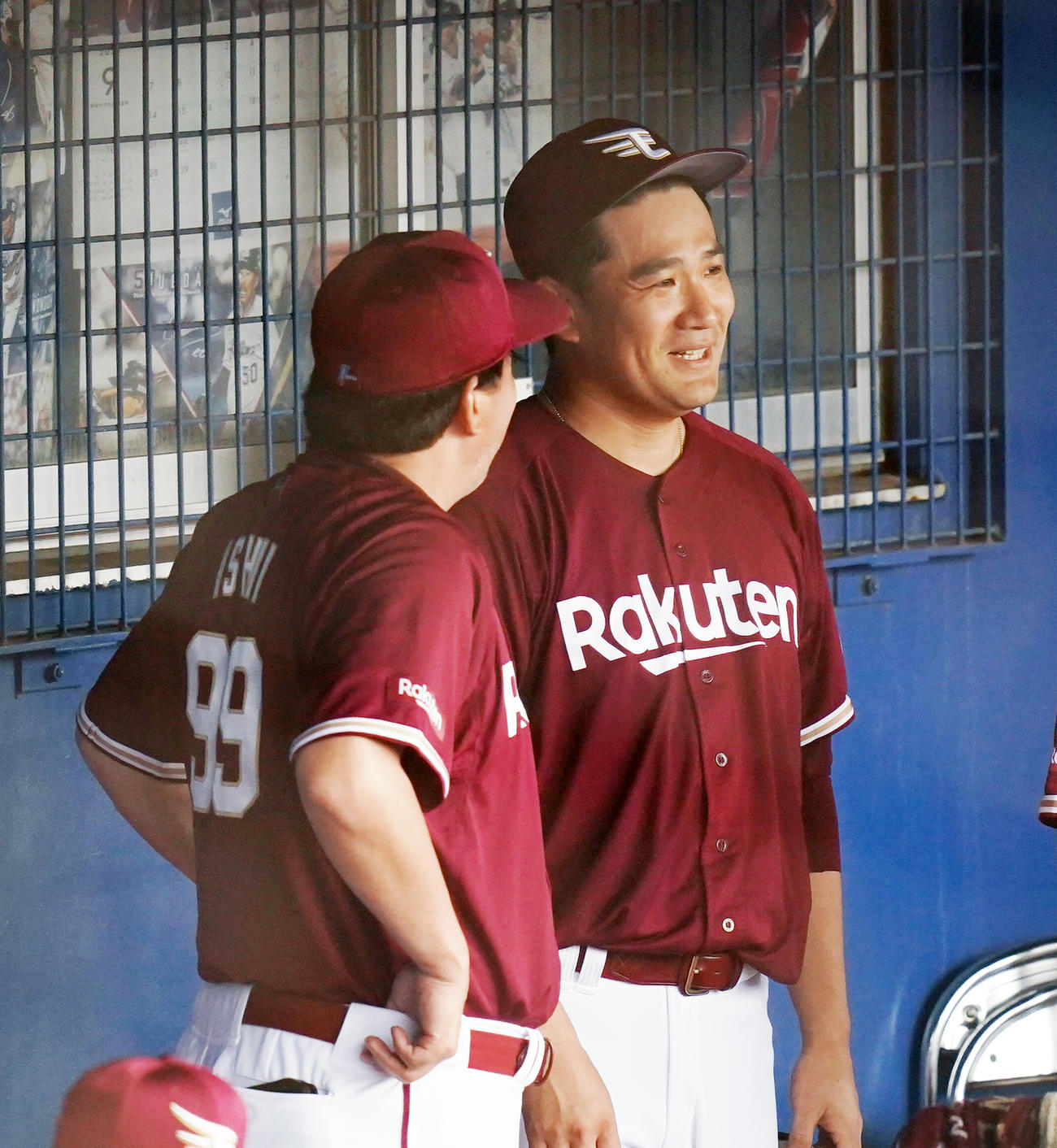3回を投げ終え、ベンチで石井GМ兼監督と話す楽天田中将（撮影・菅敏）