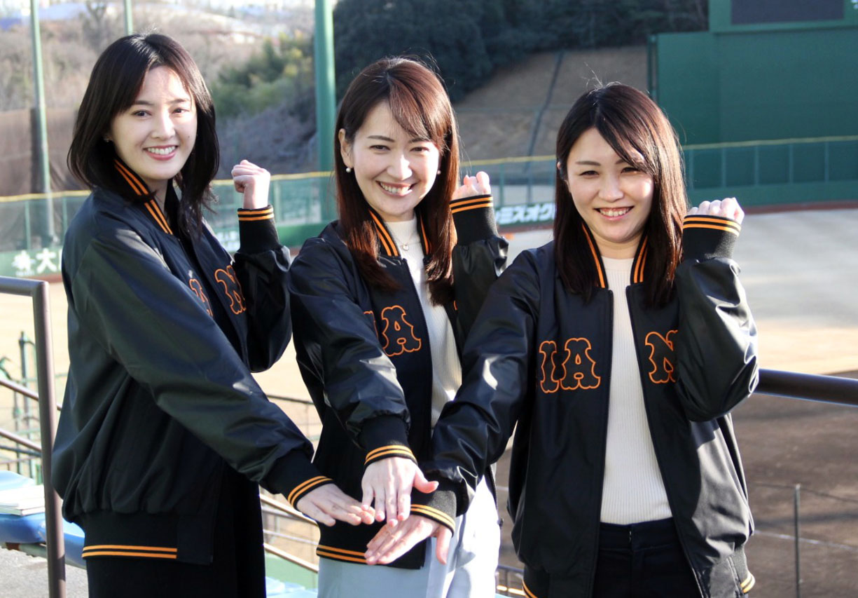 ジャイアンツ球場でウグイス初鳴きを行った、左から山本菜月さん、小倉星羅さん、高橋みずきさん（球団提供）