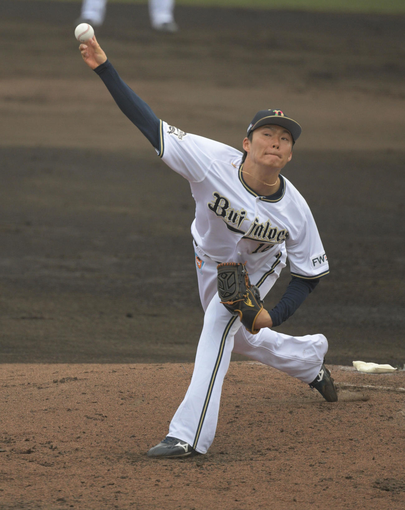 オリックス対ソフトバンク　4回表から登板した山本（撮影・渦原淳）