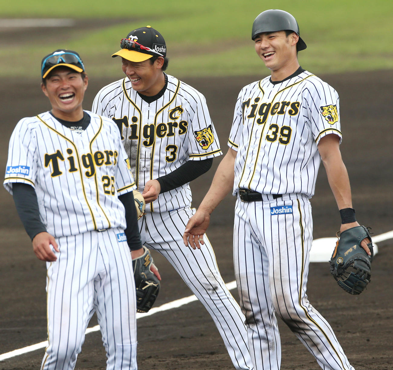 守備練習で笑顔を見せる（左から）北條史也、大山悠輔、栄枝裕貴（撮影・上山淳一）