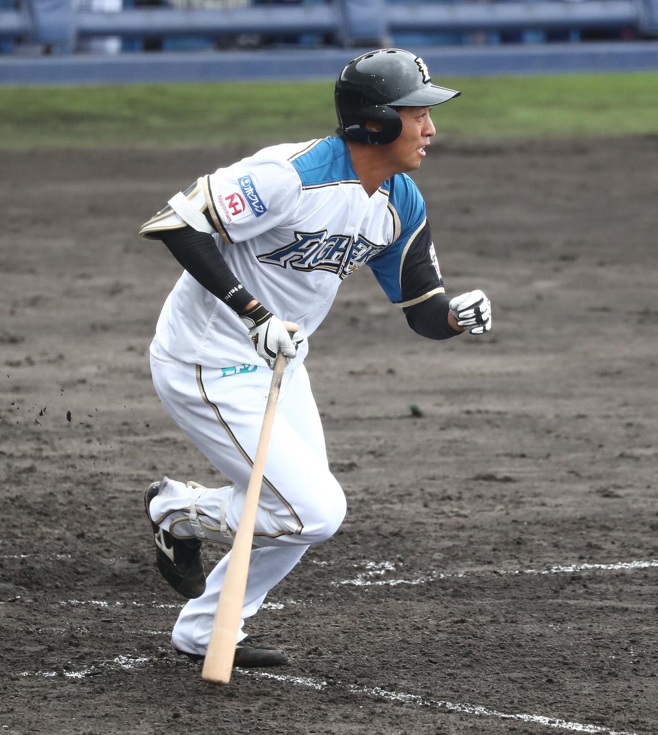 練習試合　日本ハム対DeNA 7回裏日本ハム1死一塁、投手強襲安打を放つ古川（撮影・黒川智章）