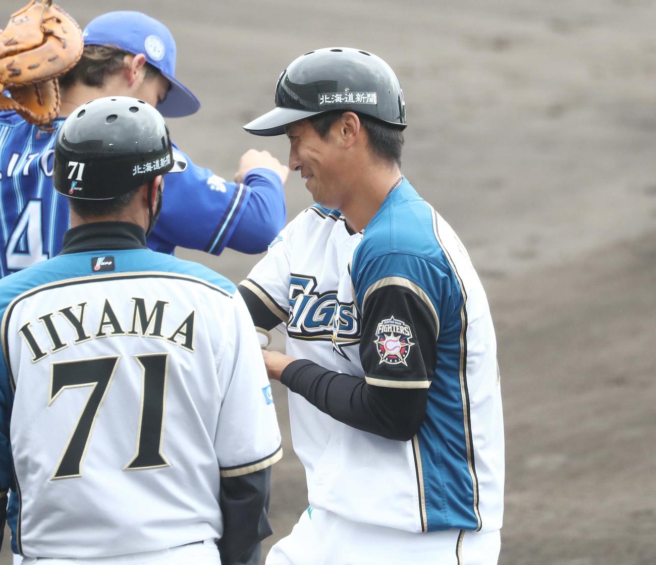 練習試合　日本ハム対DeNA 7回裏日本ハム1死一塁、投手強襲安打を放ち笑顔の古川（撮影・黒川智章）