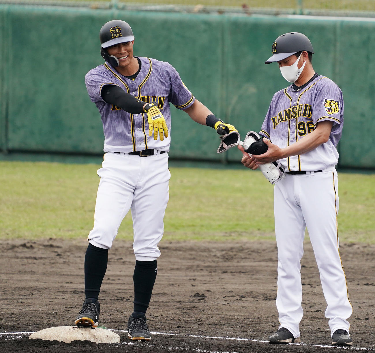 右前打を放ち笑顔の糸井（撮影・清水貴仁）