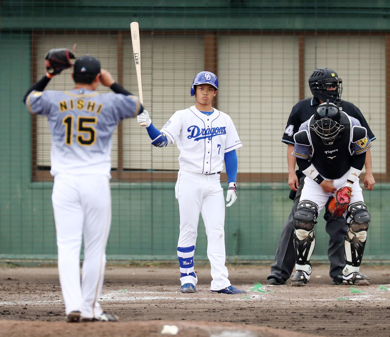 中日対阪神　8回裏中日無死、打席に入る根尾、左は西純（撮影・加藤哉）