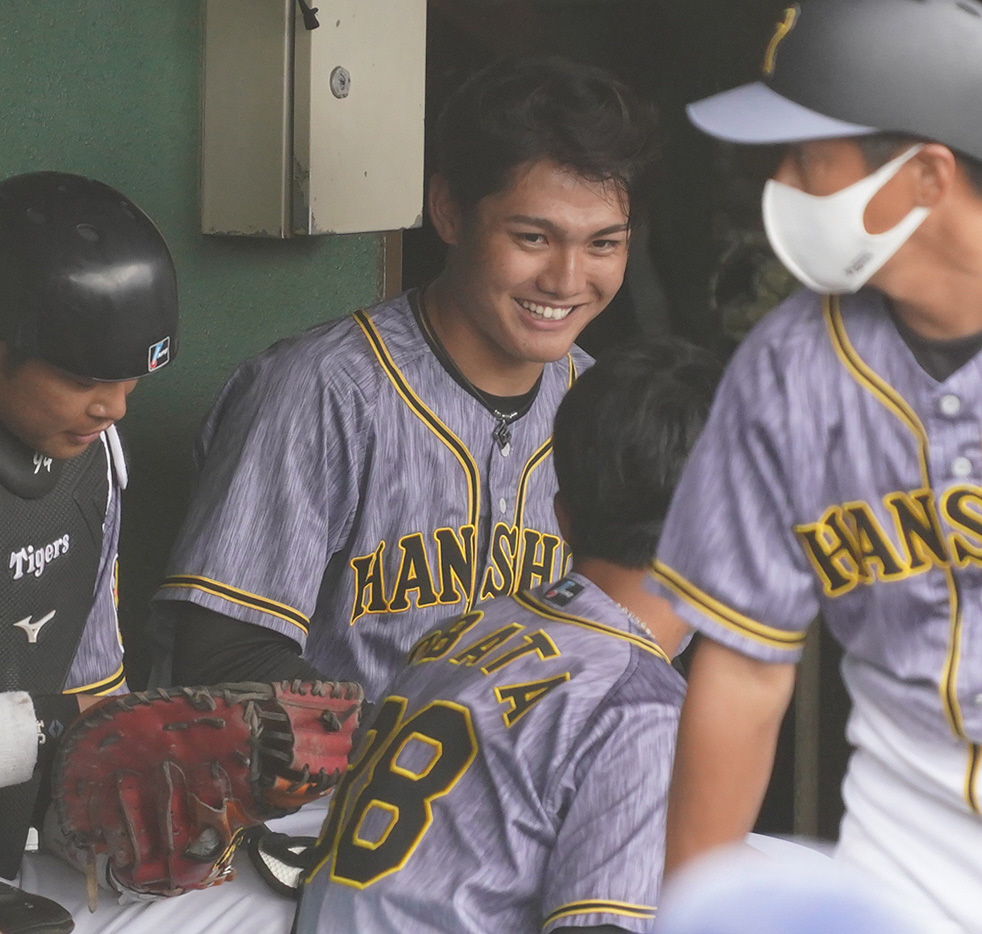 練習試合　中日対阪神　8回、登板を終え小幡竜平（手前）と笑顔で話す西純矢（撮影・清水貴仁）