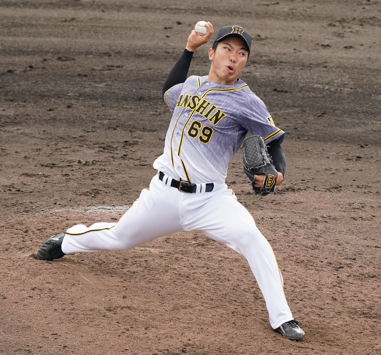 中日対阪神　9回に登板する石井大（撮影・清水貴仁）