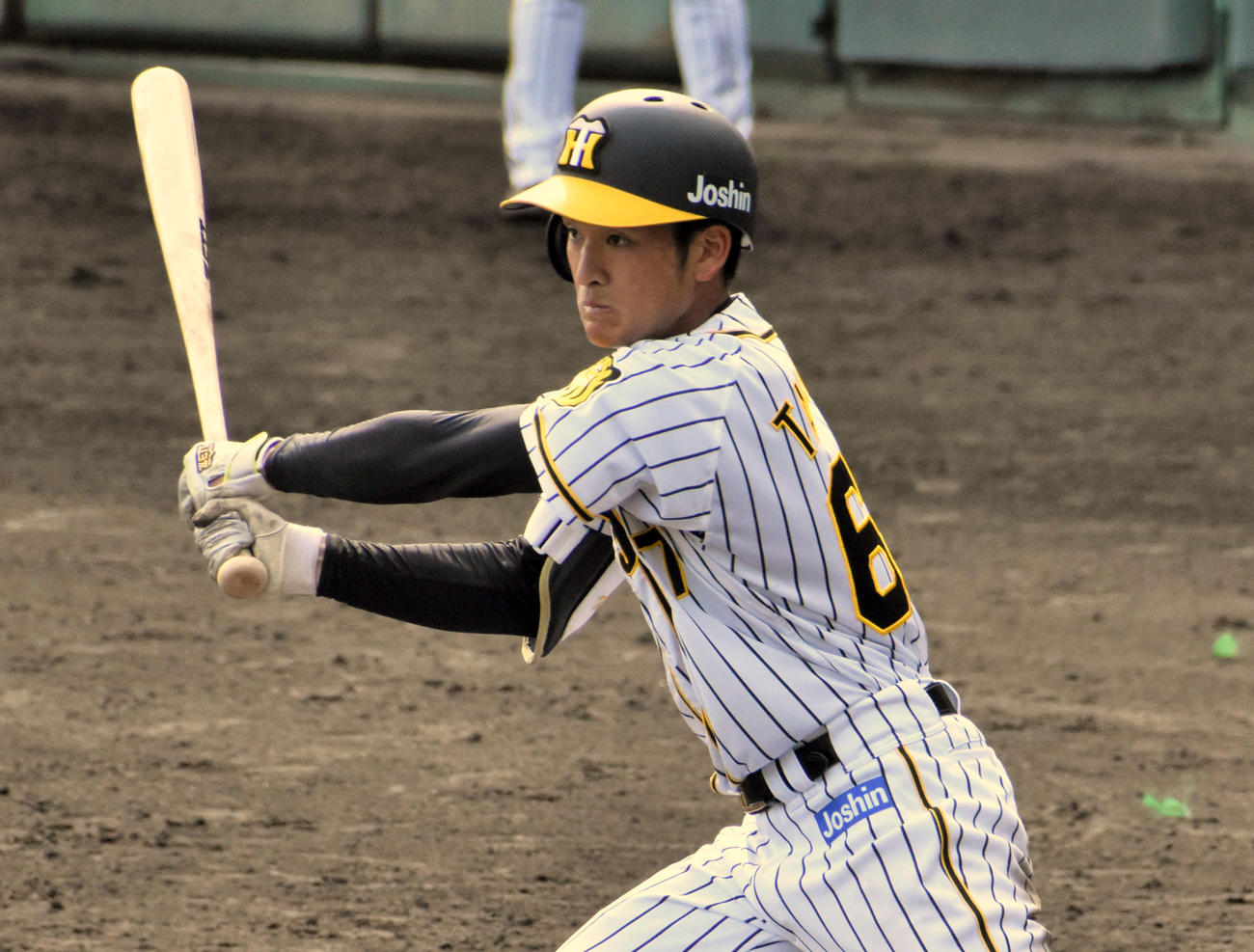 7回2死一、二塁、三塁強襲の内野安打を放つ高寺（撮影・只松憲）