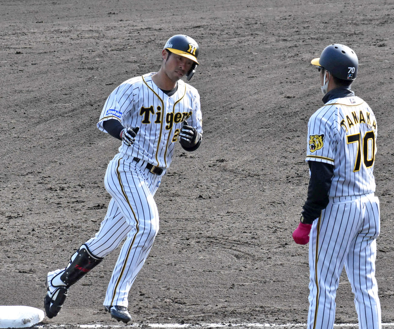 7回に左越えソロ本塁打を放った江越は、三塁ベースを回りながら田中コーチとエアハイタッチを交わす（撮影・只松憲）