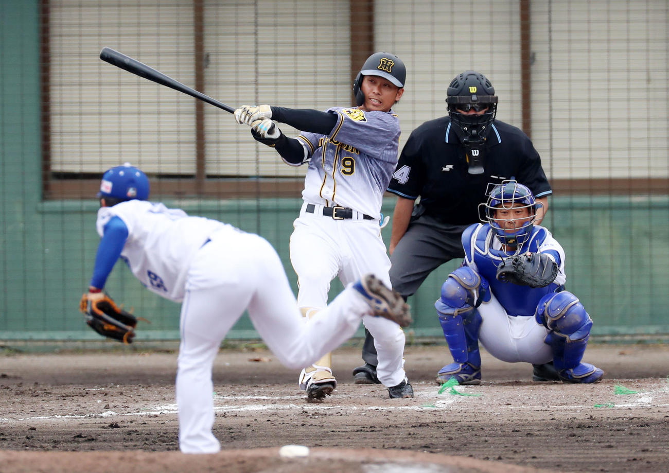 中日対阪神　7回表阪神2死、高山は右前打を放つ、左は山本（撮影・加藤哉）
