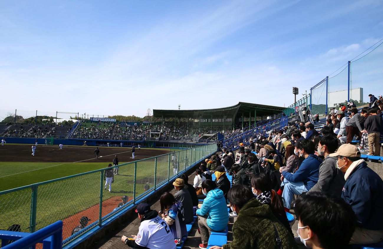 西武対ロッテ　有観客で行われた練習試合の西武ロッテ戦（撮影・垰建太）