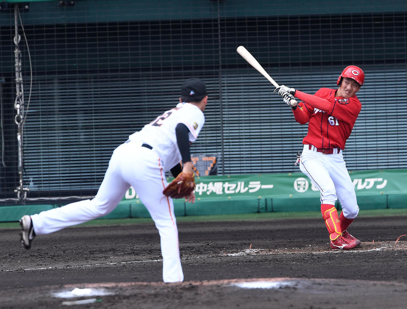 巨人対広島　5回表広島1死、矢野は右二塁打を放つ。投手横川（撮影・前岡正明）