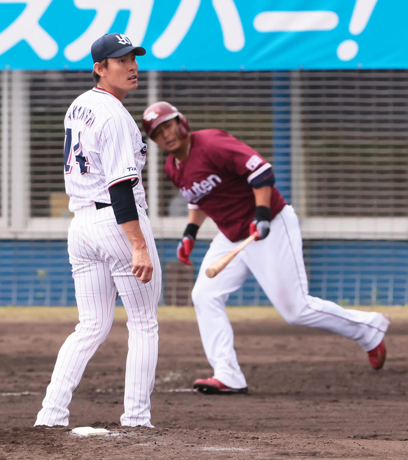 練習試合　ヤクルト対楽天　2回表楽天2死二塁、浅村に左前適時打を浴びる高梨（撮影・足立雅史）