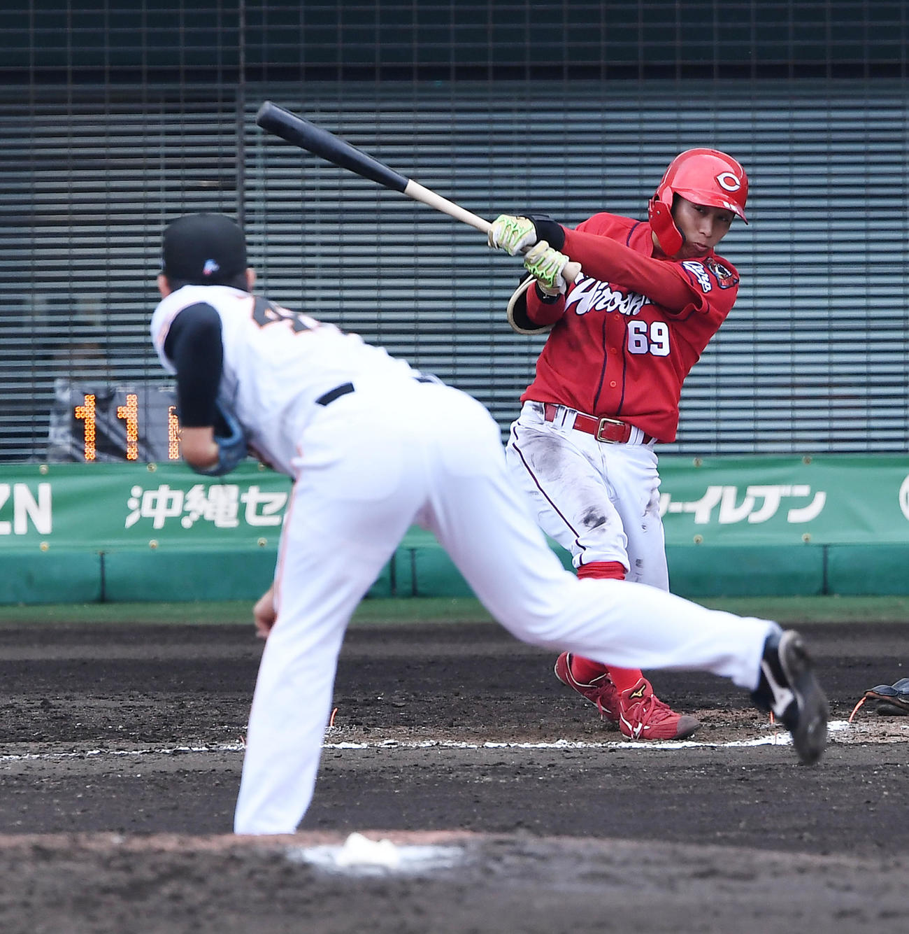 7回表2死一、二塁、広島羽月は右前適時打を放つ。投手畠（撮影・前岡正明）