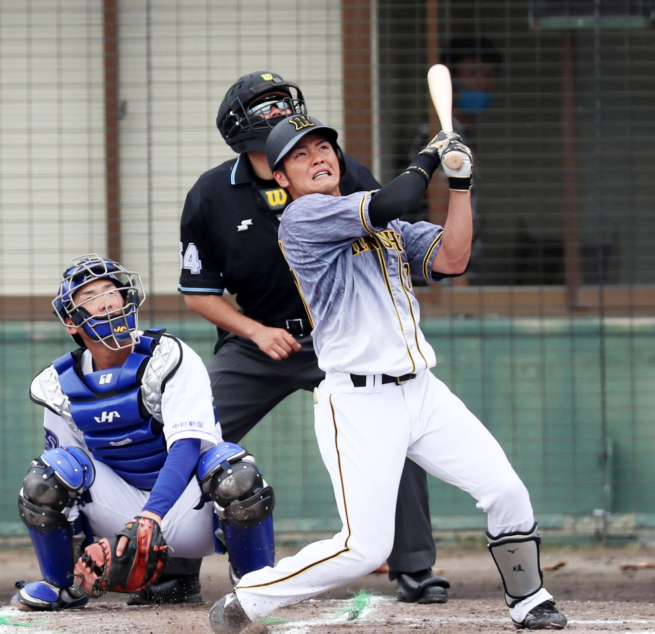 6回表阪神2死一、三塁、小野寺は左越え3点本塁打を放つ（撮影・加藤哉）