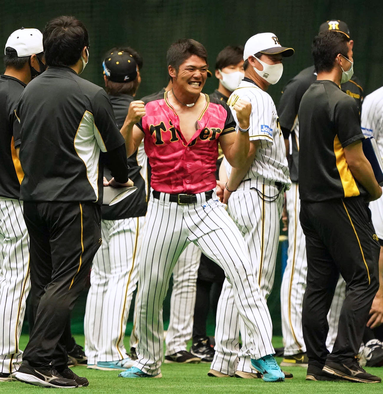 25日、一日主将のあいさつで小野寺は北川コーチのサヨナラ本塁打の場面をまねる（撮影・清水貴仁）