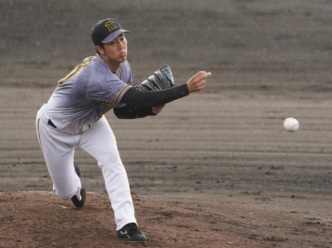 中日対阪神　雨のなか登板する青柳晃洋（撮影・清水貴仁）