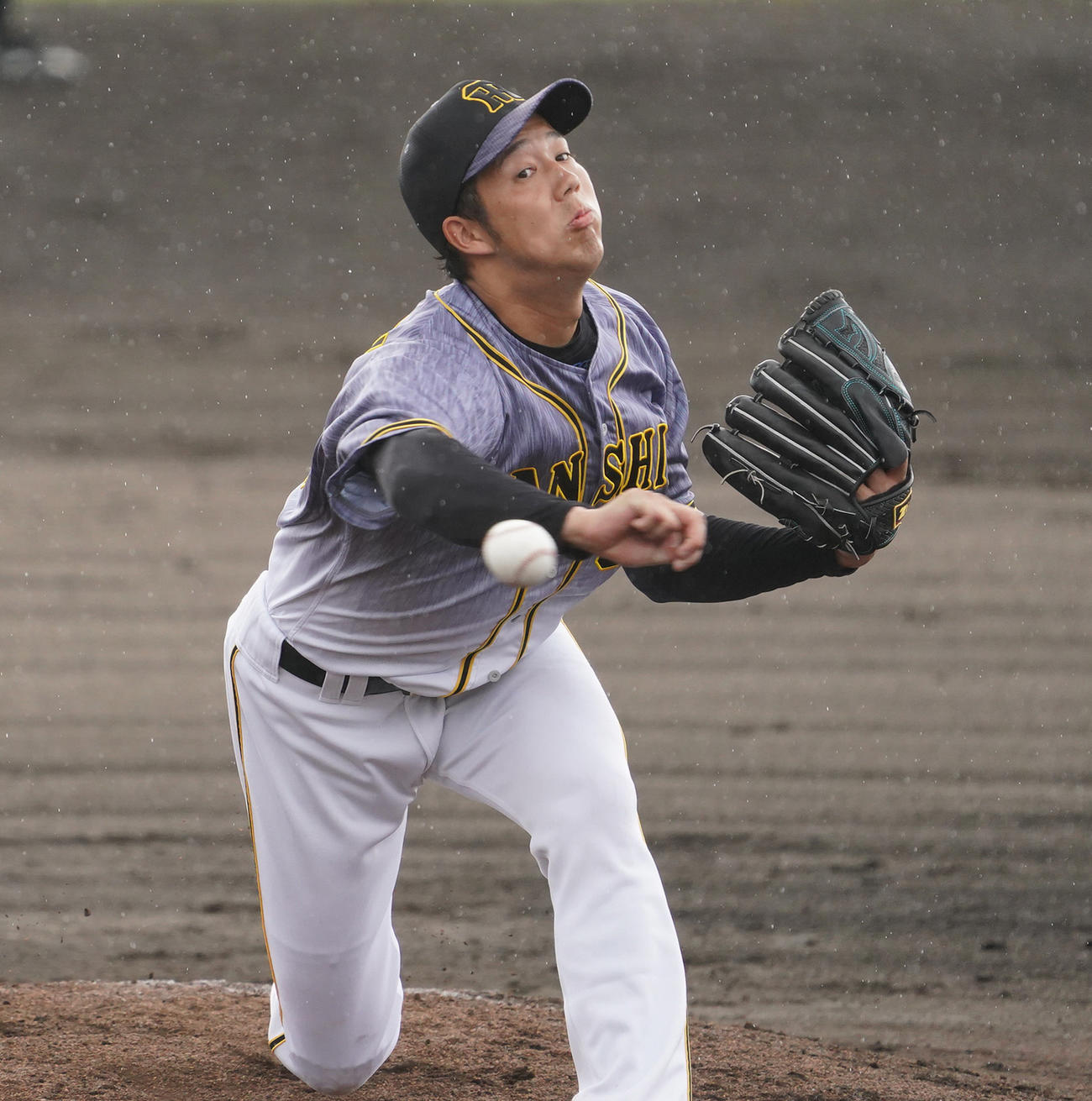 中日対阪神　雨のなか力投する青柳（撮影・清水貴仁）