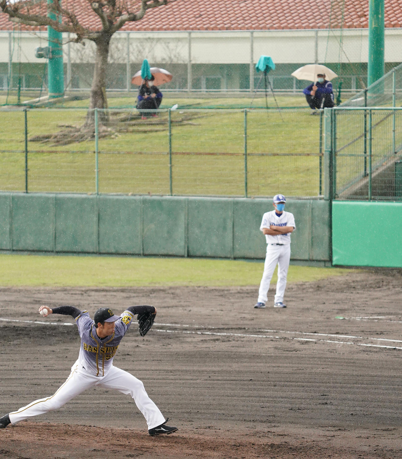中日対阪神　雨のなか登板する青柳晃洋（撮影・清水貴仁）