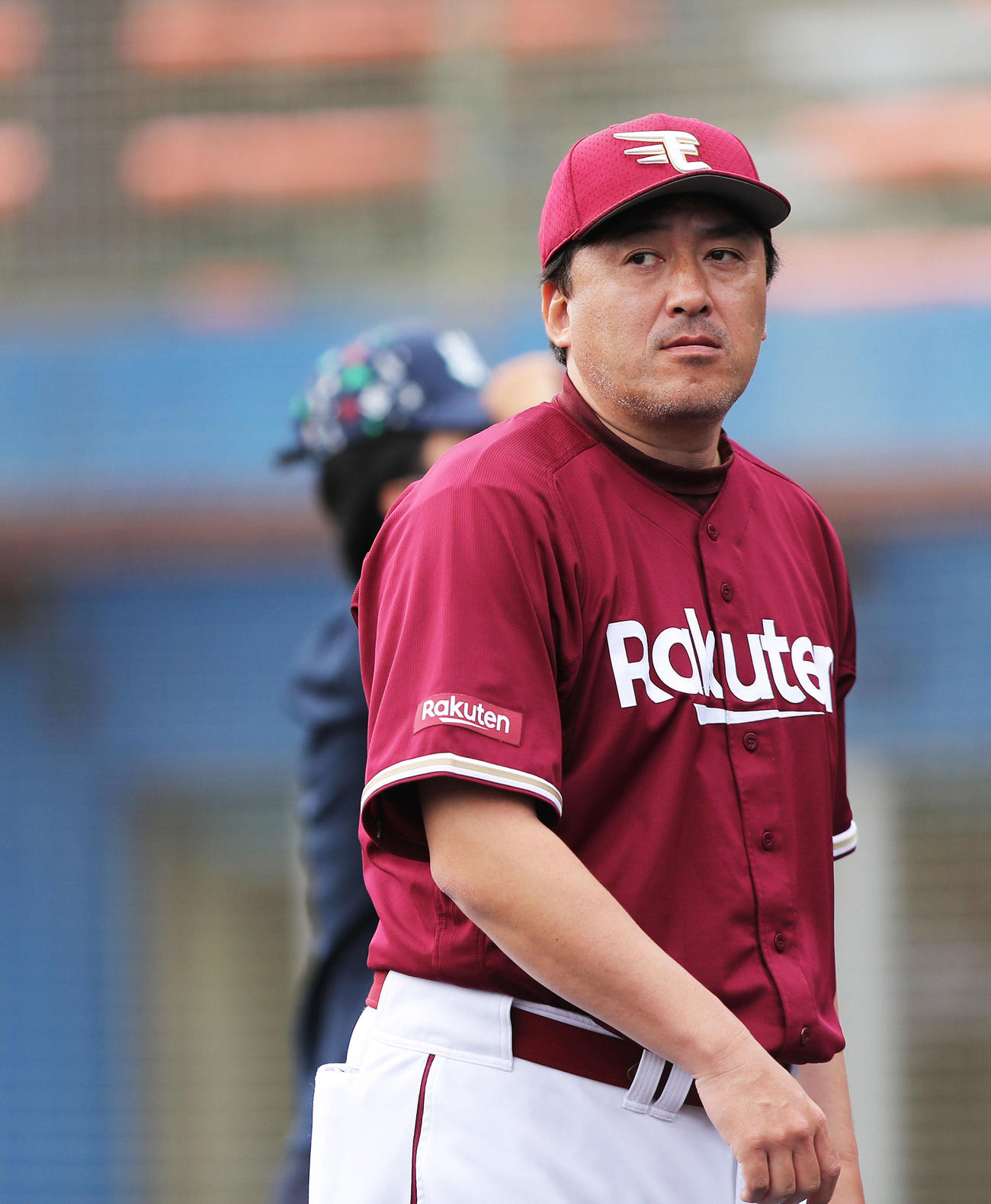 ヤクルト対楽天　8回表楽天の攻撃を終え、選手交代を告げる石井監督（撮影・河田真司）