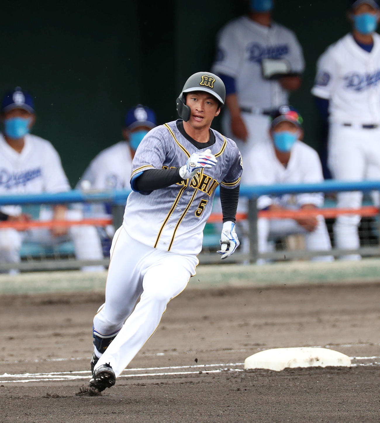 中日対阪神　1回表阪神無死、近本は右前に安打を放ち俊足を生かして二塁打とする（撮影・加藤哉）