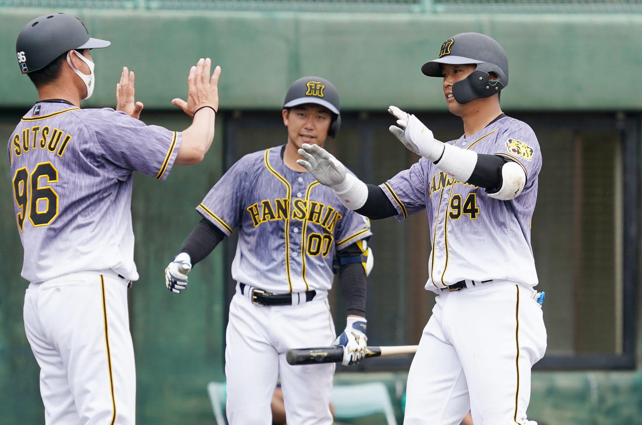 練習試合・中日対阪神　6回表阪神2死、左越え本塁打を放った原口文仁（撮影・森本幸一）